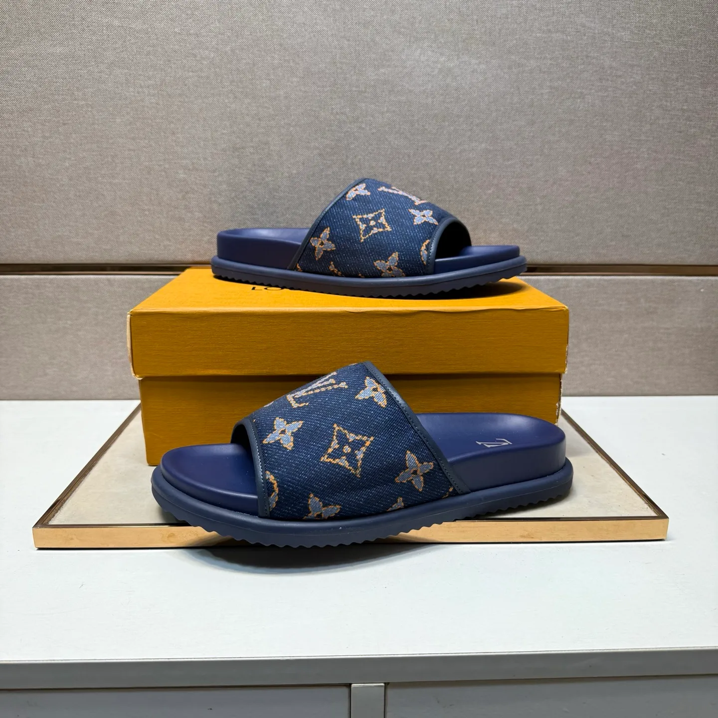 ⬛️Men's shoes 💰p320 [LV～] Men's casual slippers 2025z cabinet sales simultaneously 🔶Size: 38-44 #️⃣ 🔷2 colors🔜The upper is made of multi-material splicing➕Genuine leather lining, comfortable and breathable, sole: original comfortable and wear-resistant outsole, ⚠️Real shot📱Photographed🎬The real thing is better📢📢📢
